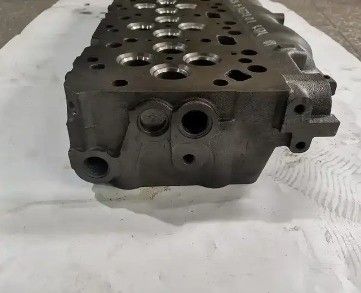 Durable Materials 6754-11-1101 4936081 Cylinder Heads for Komatsu Excavator PC220-8 6D107 Diesel Engine Valve 4